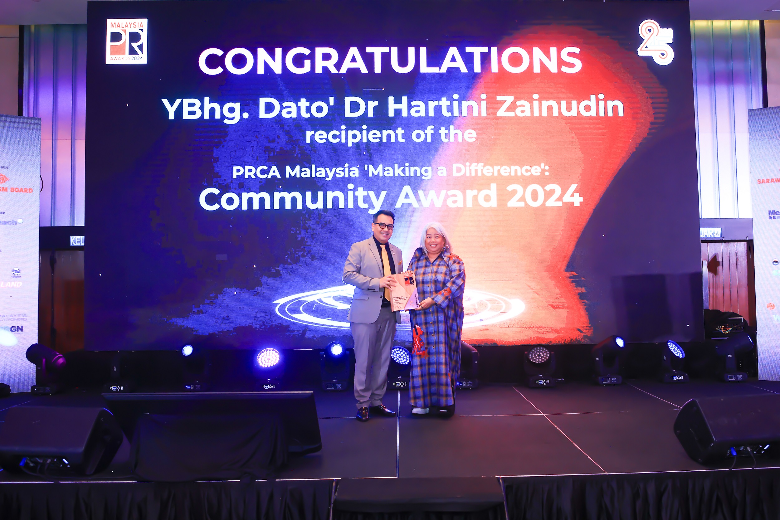 Prof Mohd Said Bani C.M.Din, President of PRCA Malaysia presented the plaque to YBhg. Dato’ Dr Hartini Zainudin, the recipient of the PRCA Malaysia ‘Making a Difference’: Community Award 2024.