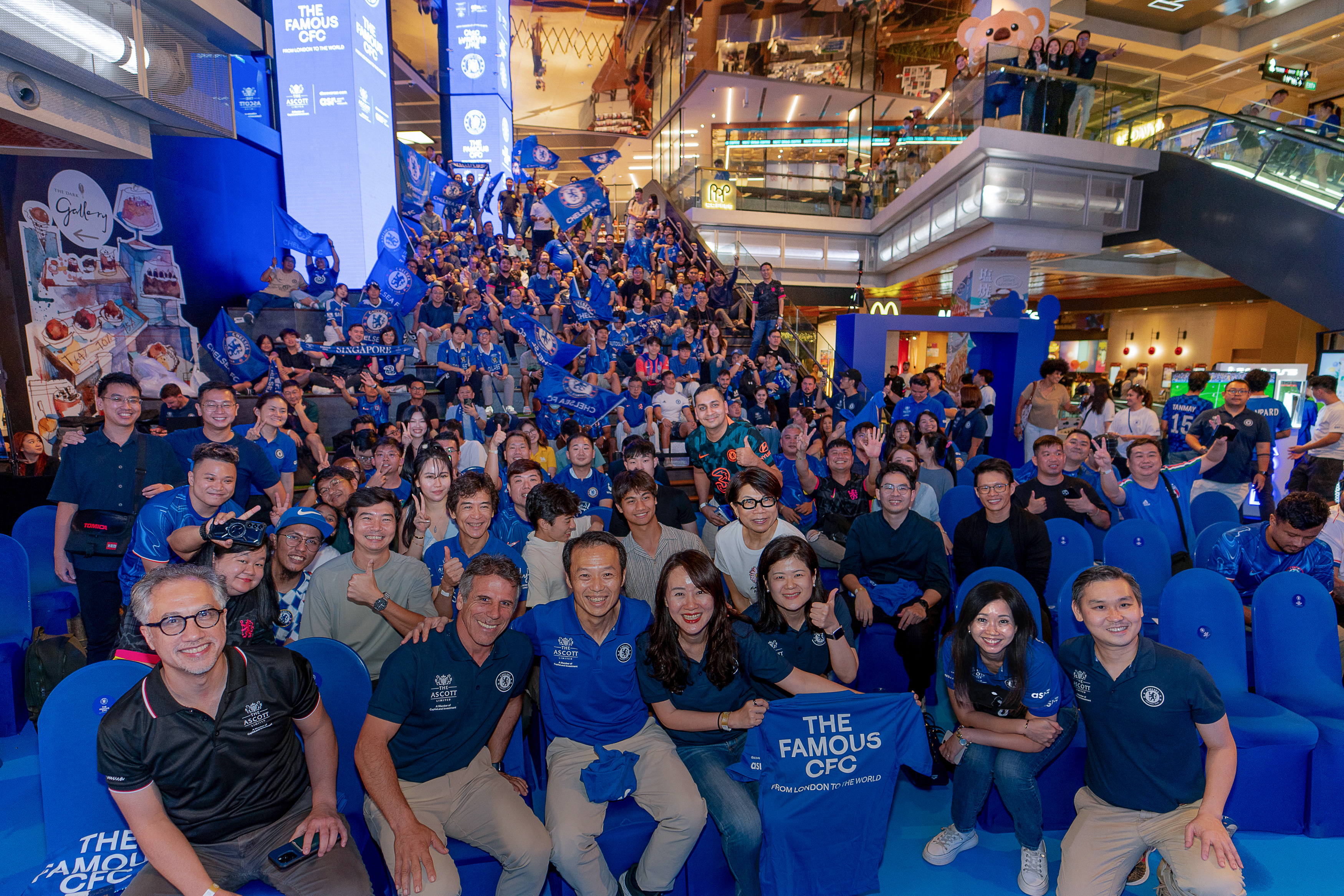 Around 250 supporters, including Ascott’s mascot Cubby, gathered at the atrium of Funan to catch the live screening of the football match between Chelsea and Aston Villa on Sunday, 1 December, celebrating alongside Chelsea legend Gianfranco Zola (front row, second from left). On Zola’s right was Andrew Lim, Group Chief Operating Officer, CapitaLand Investment and on his left were Lee Chee Koon, Group CEO, CapitaLand Investment and Tan Bee Leng, Chief Commercial Officer, Ascott.